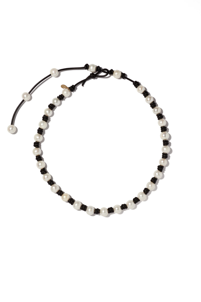 Classic knotted pearl & leather necklace with tail